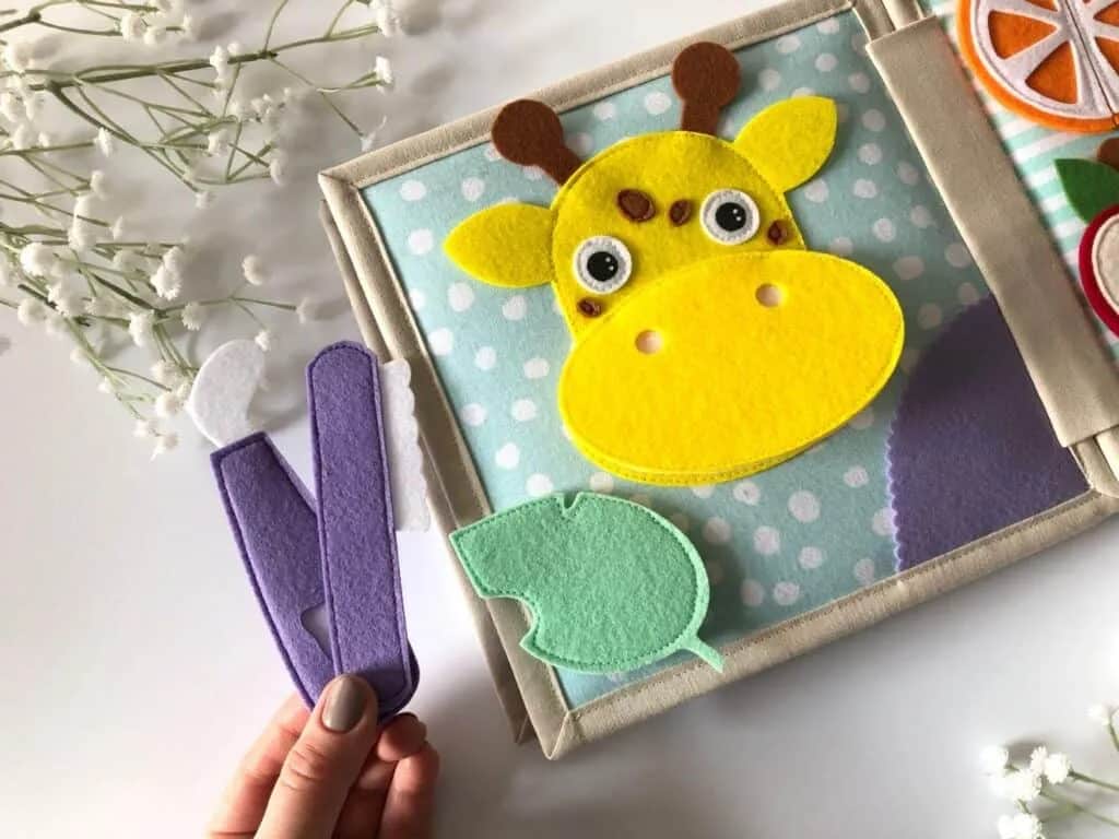 Książeczka sensoryczna dla niemowlaka: Jak wybrać najlepszą i bezpieczną?